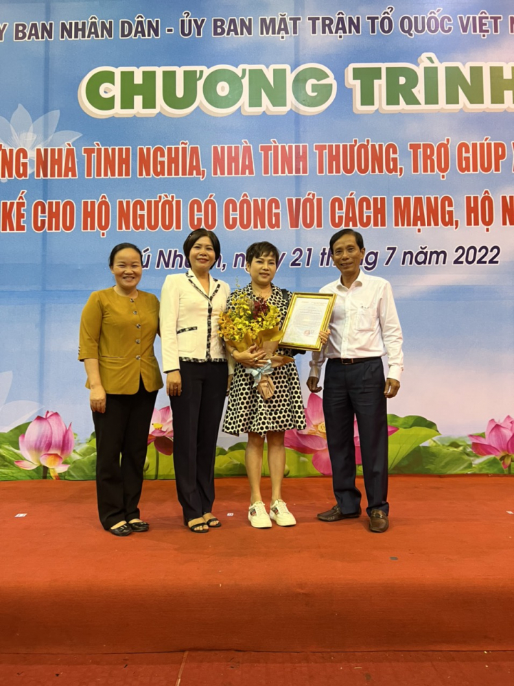 Tặng kinh phí xây dựng nhà tình thương và phương tiện sinh kế cho hộ người có công với Cách Mạng 